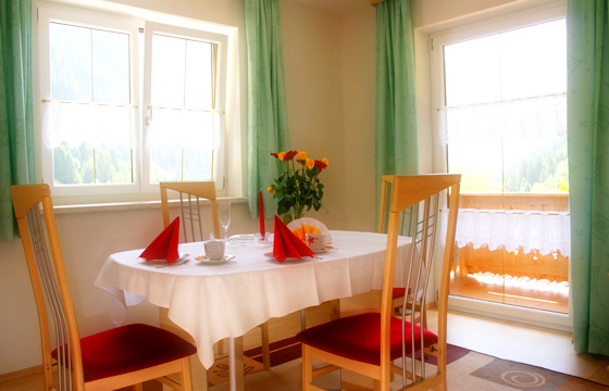 Wohnung Top 3::Diese Wohnung mit ca. 50m² bietet ausreichend Platz für zwei Personen (drei mit Zusatzbett). Brixner Hof - Top 3